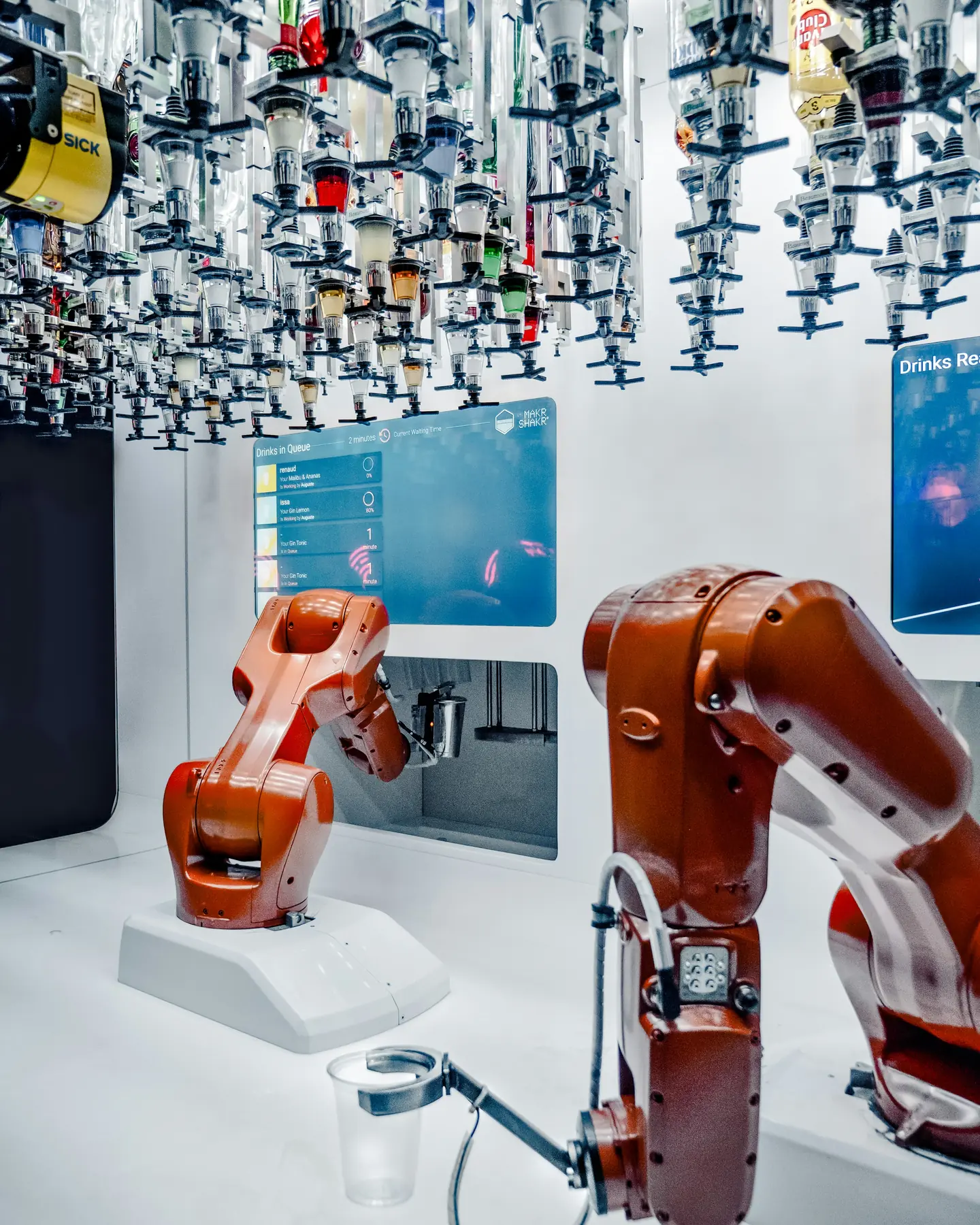 Hệ thống robot tự động tương tác với bảng điều khiển số