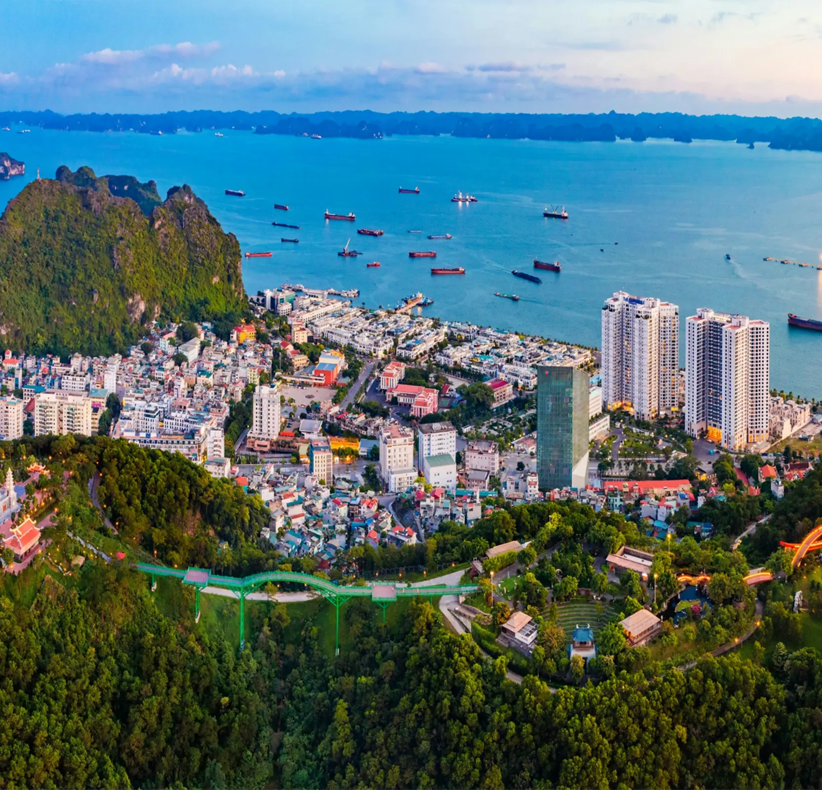 Toàn cảnh đô thị ven vịnh Hạ Long